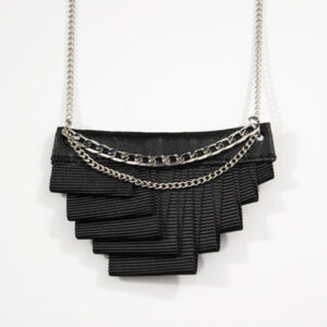 Collier rock noir plissé Couture tissu cuir Frankie