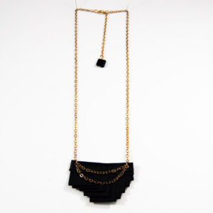 Collier rock noir plissé Couture tissu cuir