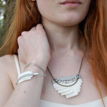 Collier plissé haute couture Ilhem gris et ivoire