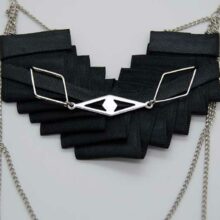 Collier plastron Badu plissé cuir noir ByrdCeeDesign