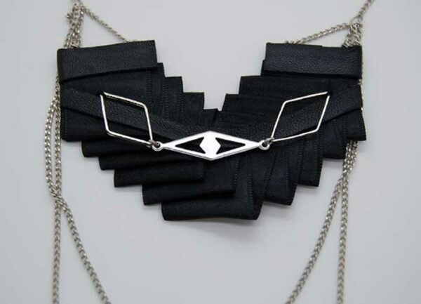 Collier plastron Badu plissé cuir noir ByrdCeeDesign