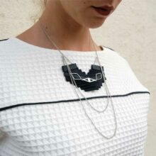 Collier plastron Badu plissé cuir noir ByrdCeeDesign