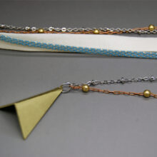 Headband avec pendentif triangle Soizic tresse bleu ciel soie ivoire