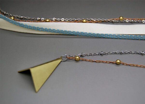 Headband avec pendentif triangle Soizic tresse bleu ciel soie ivoire
