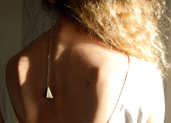 Headband avec pendentif triangle Soizic tresse bleu ciel soie ivoire