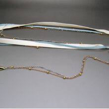 Headband avec pendentif triangle Soizic tresse bleu ciel soie ivoire