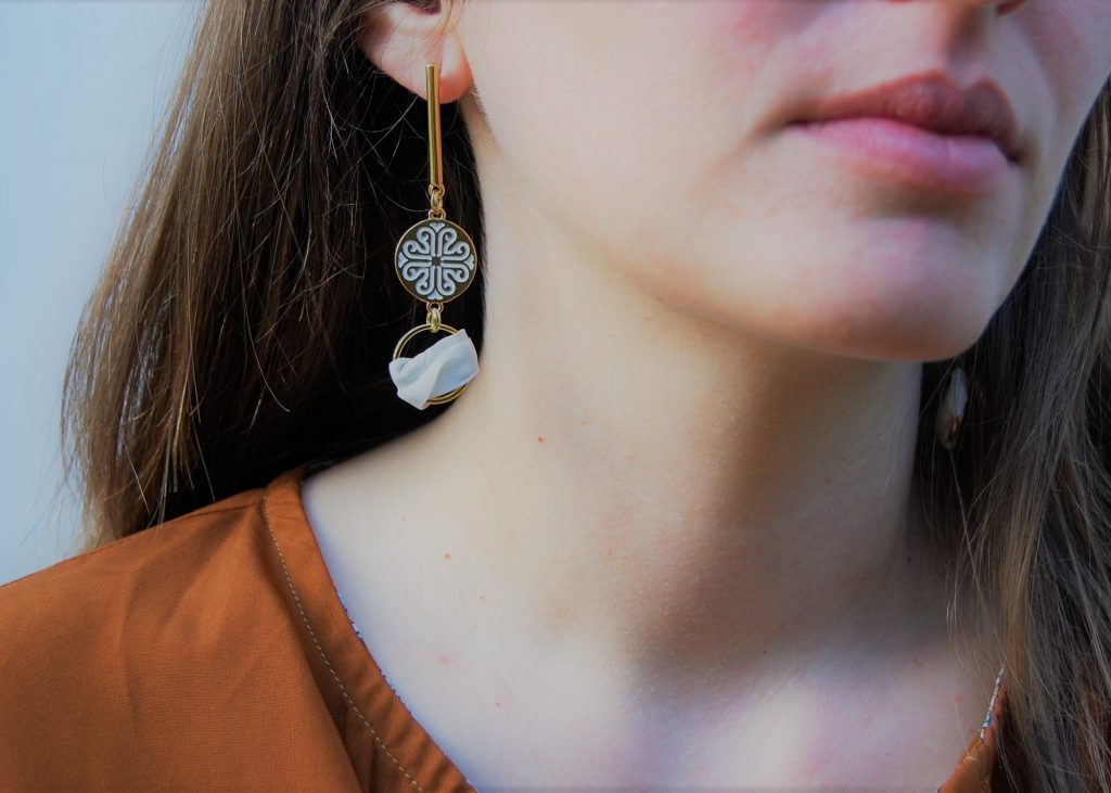 Boucles d’oreilles Camil soie blanche émaillées blanc et or L’Orangerie Bijoux