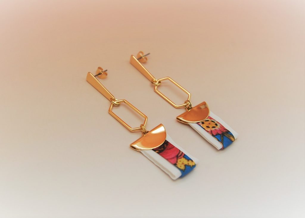 Boucles d’oreilles Farell soie blanche fleurie bleue or L’orangerie