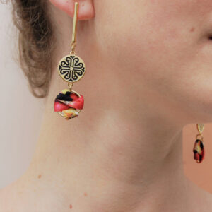 Boucles d’oreilles Nour soie fleurs émaillées noir et or L’Orangerie