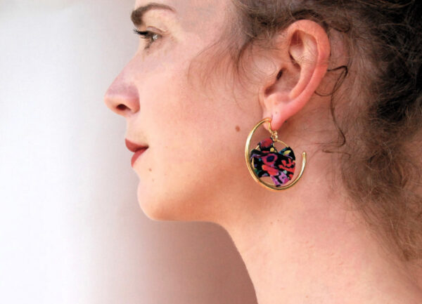 Créoles soie Barbara fleurs fond noir L'Orangerie Bijoux