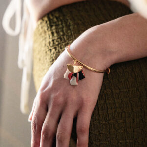 Bracelet jonc Joy soie fleurs rouge vert blanc L'Orangerie Bijoux