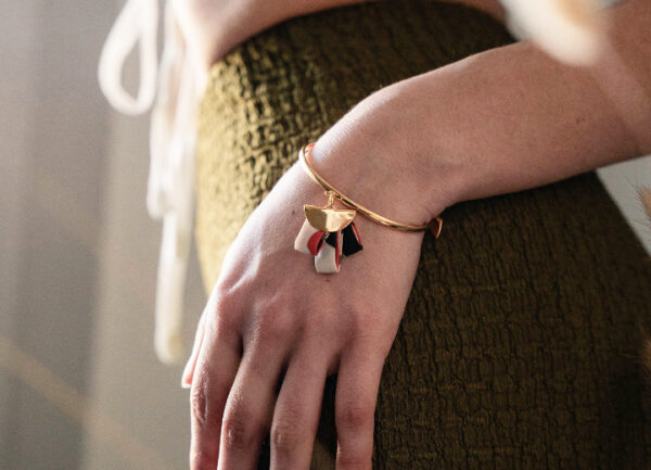 Bracelet jonc Joy soie fleurs rouge vert blanc L'Orangerie Bijoux
