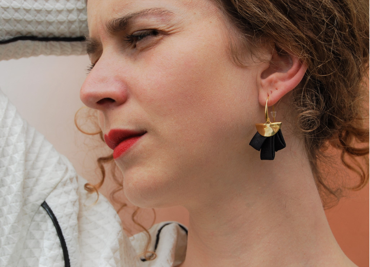 Boucles d’oreilles Silas soie couleur noir or créateur Lyon Boucles d’oreilles Silas soie couleur noir or créateur Lyon