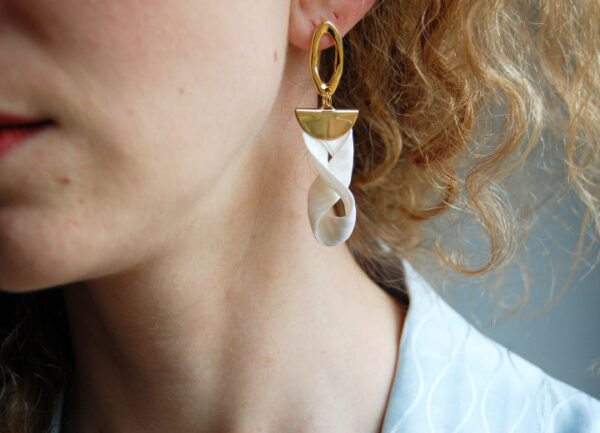 Boucles d'oreilles Cosima soie blanche doré L'Orangerie Bijoux