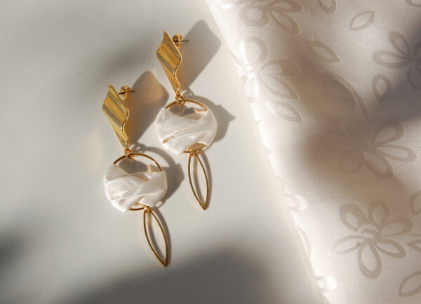 Boucles d'oreilles Solange soie blanche doré L'Orangerie Bijoux